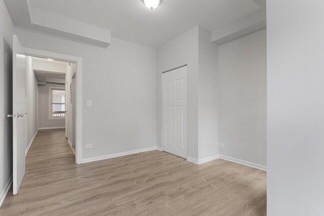 Building Photo - 7451 N Greenview Ave