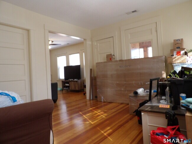 Building Photo - 112 Putnam St