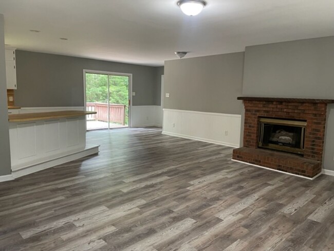 Building Photo - 3 bed, 2 full bath home located in Ashebor...