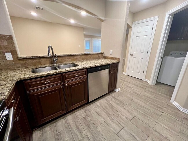 Building Photo - Beautiful 3B/2B Townhome in Chaffee Crossi...