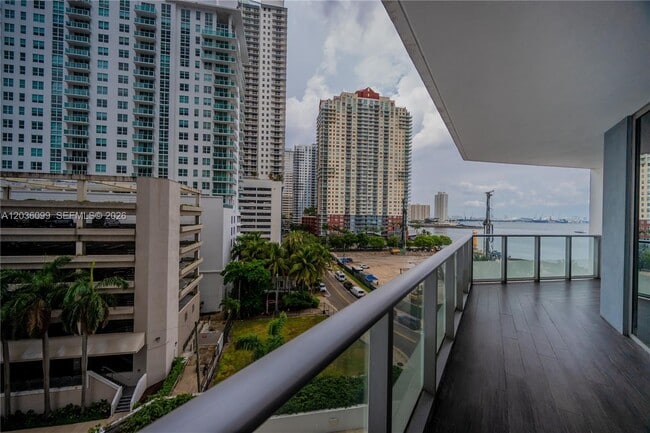 Building Photo - 1300 Brickell Bay Dr