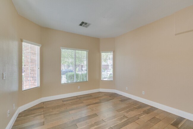 Building Photo - Spacious & Beautiful 3-Bedroom Home in Gat...