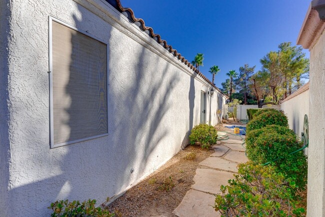 Building Photo - WONDERFUL 3 BEDROOM PLUS DEN 1 STORY HOME. CASITA WITH OWN BATHROOM! GATED COMMUNITY!