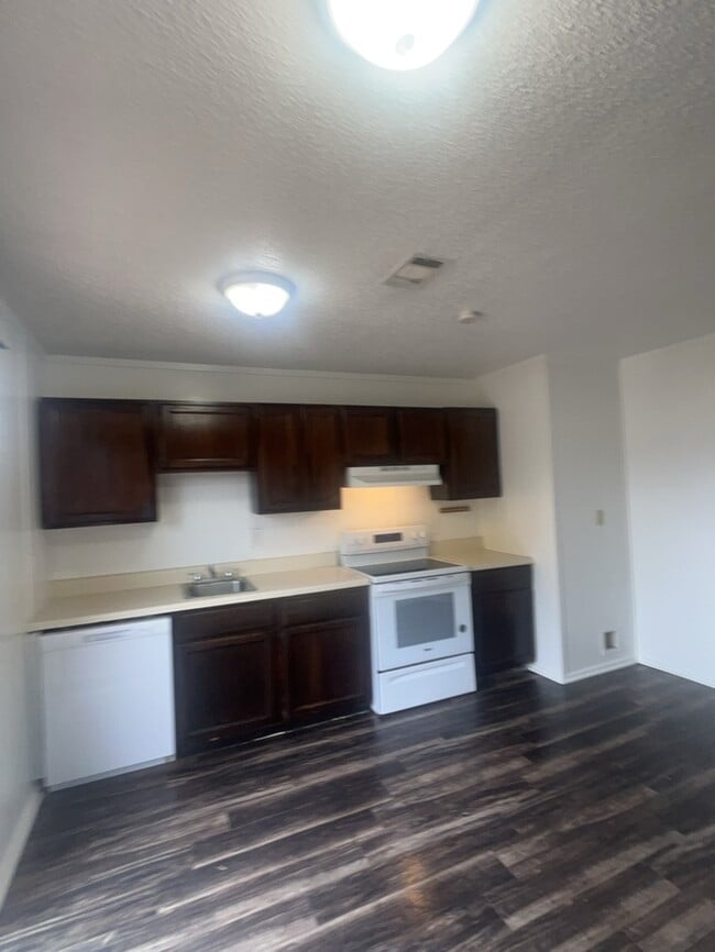 Building Photo - 2 bedroom duplex! located in the heart of ...