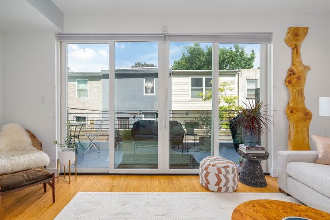 Building Photo - 1003 S 17th St