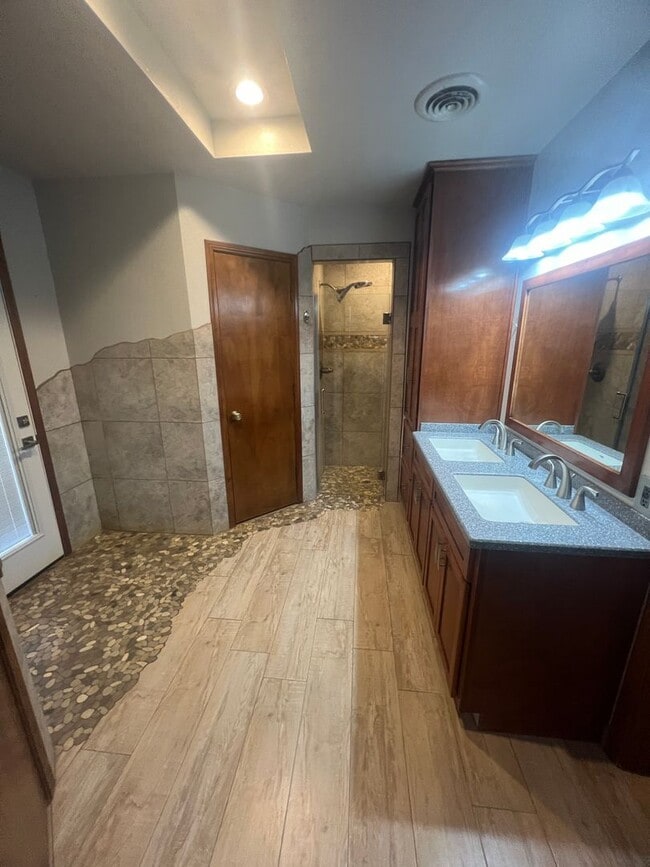 Building Photo - Beautiful Home in the Granada Hills area