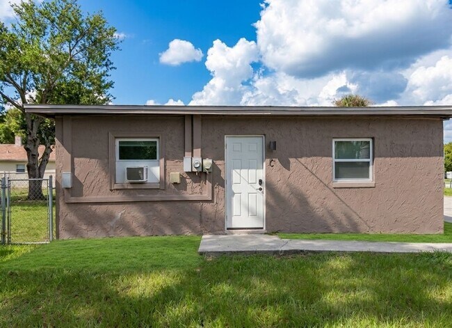 Building Photo - $1400 - 3 Bedroom 1 Bath