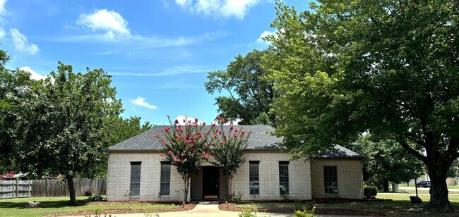 Primary Photo - 4 Bedroom Home for Rent!