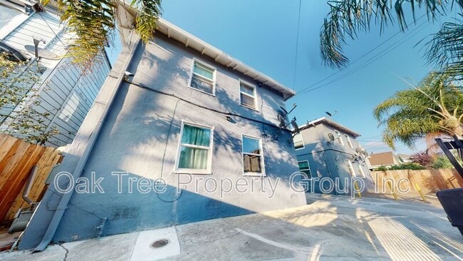 Building Photo - 694 Sycamore St