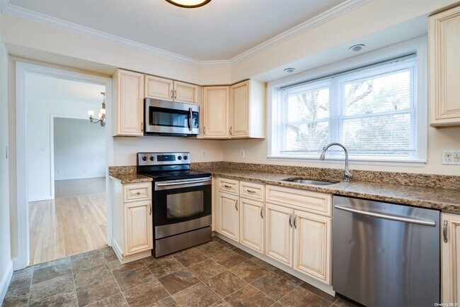 Building Photo - 10 Old Westbury Rd