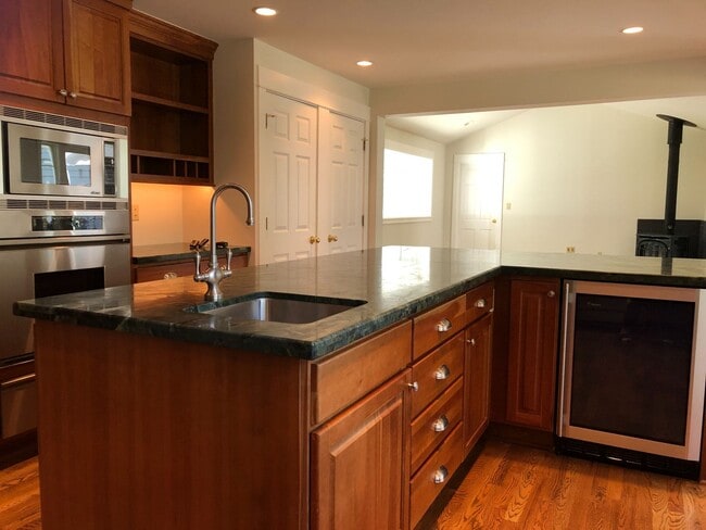 Building Photo - Elegant and Luxury home in Medina, 5 bedro...