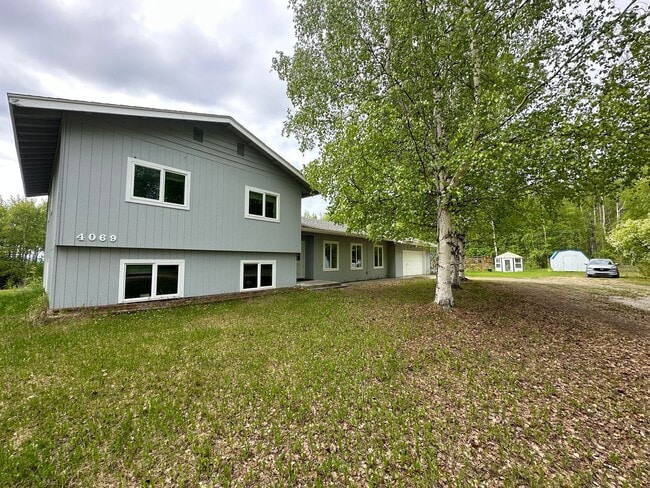 Building Photo - Fully Furnished 3BD/3BA Home with Solar Po...