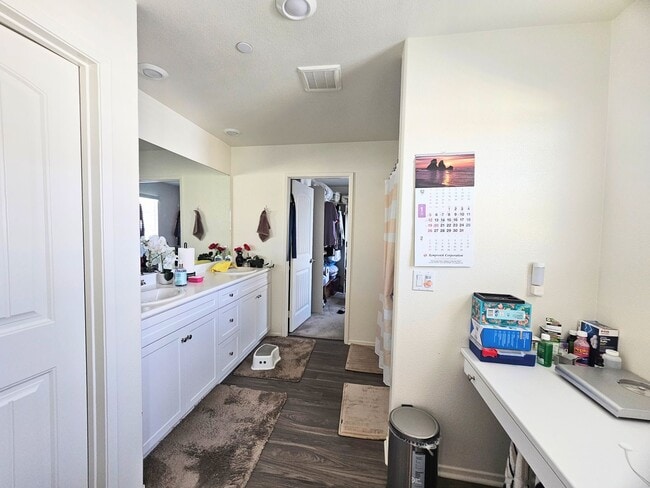 Building Photo - Beautiful Condo In a Nice Neighborhood 2 car garage