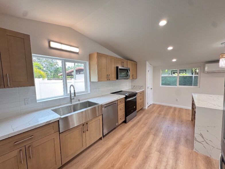 Primary Photo - 174 Hauoli St