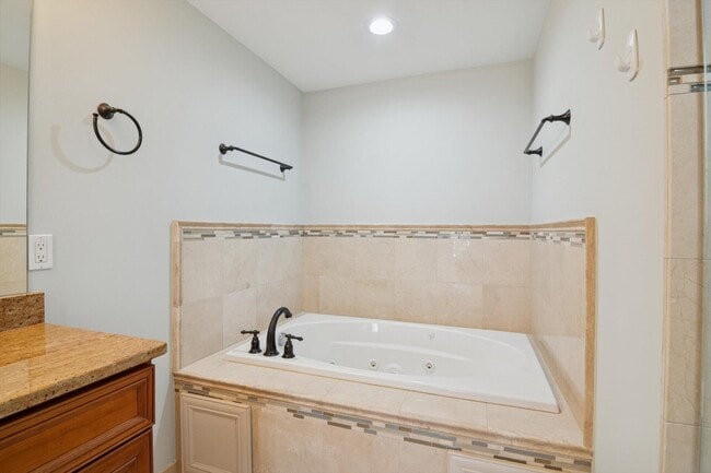 Building Photo - 934 W Huron St