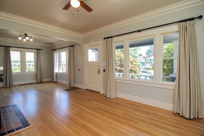 Building Photo - 6435 NE Cleveland Ave