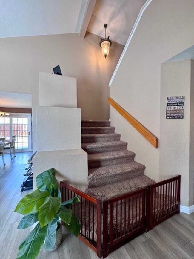 Building Photo - Beautiful 4 Bedroom Pool Home with Solar i...