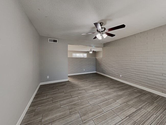 Building Photo - 1524 E Alameda Dr