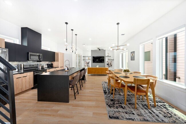 Building Photo - 3008 Delano St