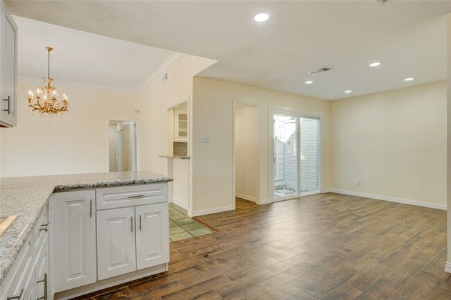 Building Photo - 15 Bendwood Dr