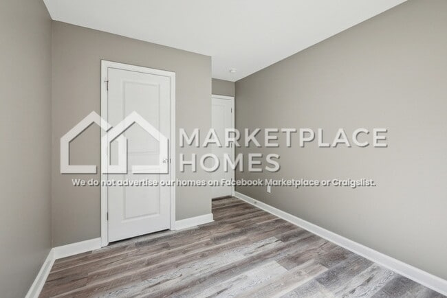 Building Photo - 1402 W 11th St
