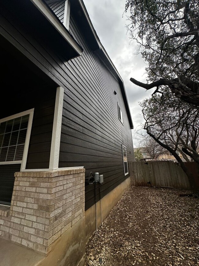 Building Photo - Spacious 5-Bedroom with Elegant Upgrades & Expansive Backyard in Trophy Ridge Subdivision