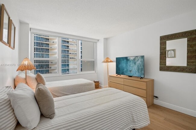 Building Photo - 3505 S Ocean Dr