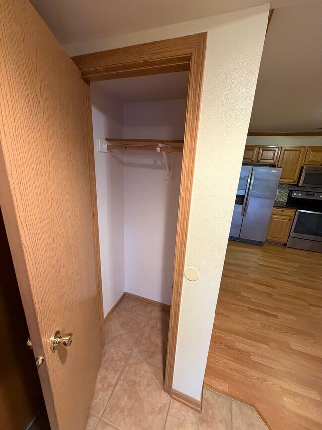 Building Photo - Condo For Rent!