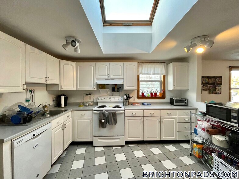 Building Photo - 66 Brooks St