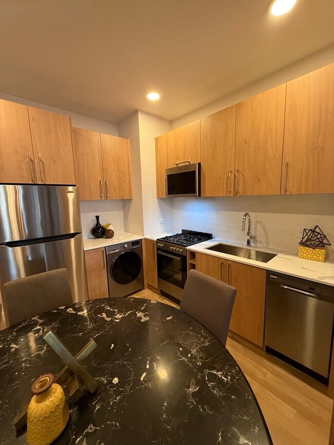 Building Photo - 1015 N California Ave