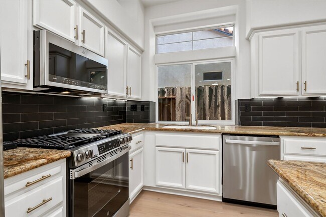 Building Photo - 302 Carlina Ct