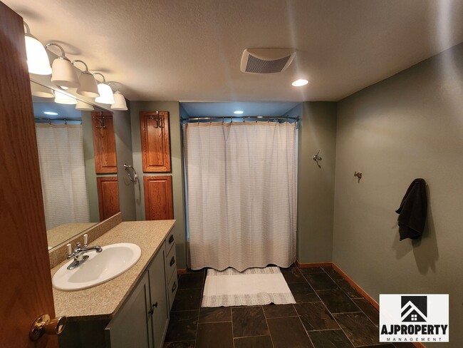 Building Photo - Charming 3/2 near McKennan Park