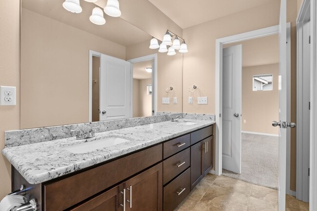 Building Photo - 4Bd/3.5Ba Mountlake Terrace Townhouse