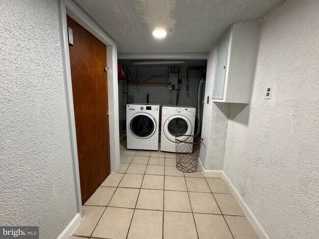 Building Photo - 2726 S 8th St