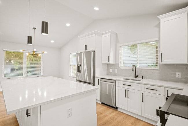 Building Photo - BEAUTIFUL HOUSE FOR RENT NEAR 1604 W/ GUIL...