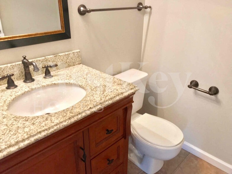 Building Photo - 9 Kingsmont Ct