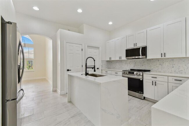 Building Photo - 13792 Long Lake Ln