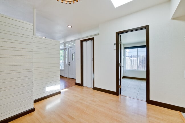 Building Photo - 2782 Sleepy Hollow Ave