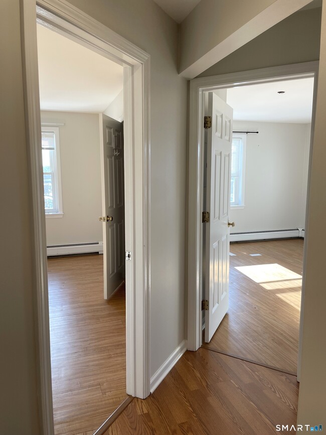 Building Photo - 5 Terrace Pl