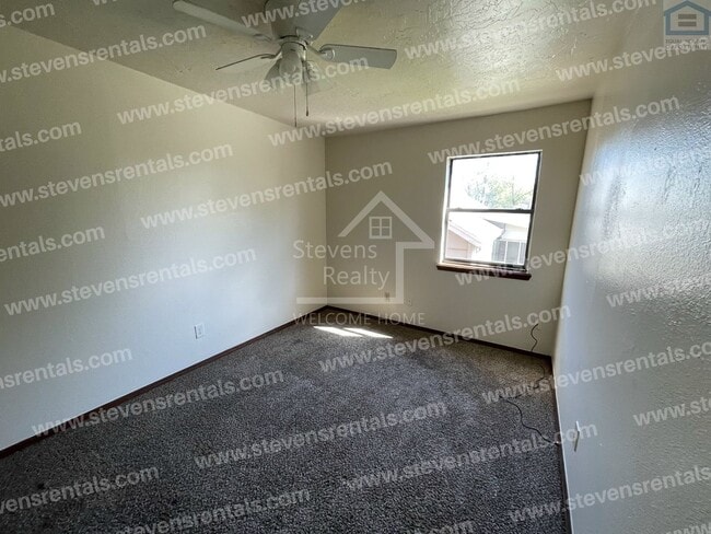 Building Photo - 1912 SW D Ave