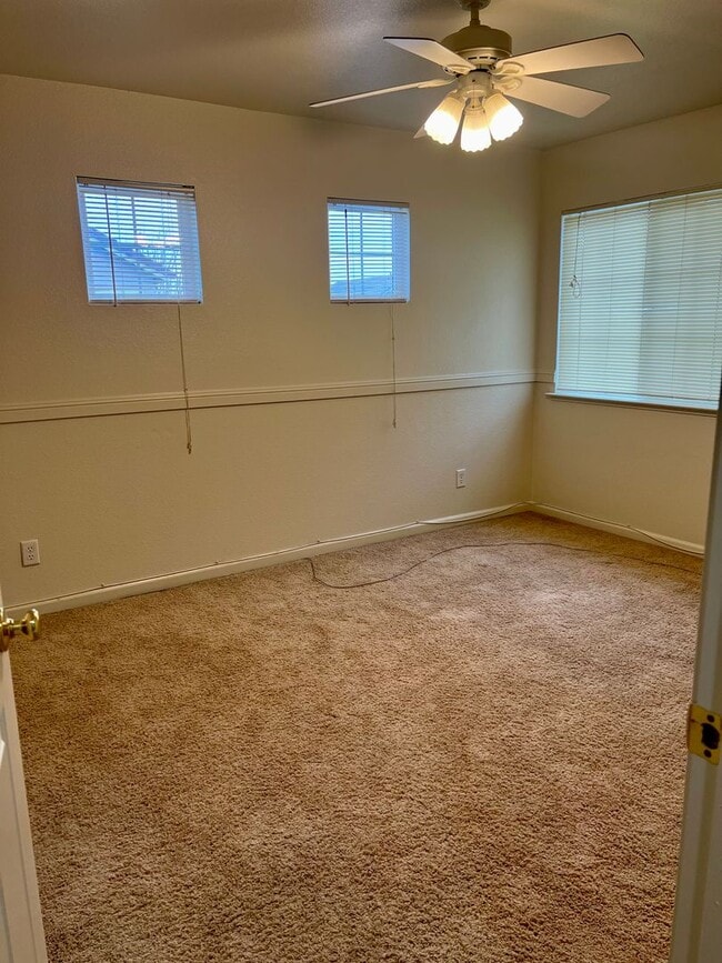 Building Photo - Beautiful and Spacious 5 bed/ 4 bath home ...