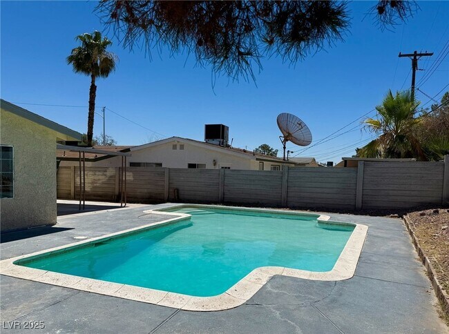 Building Photo - 236 Pershing Dr