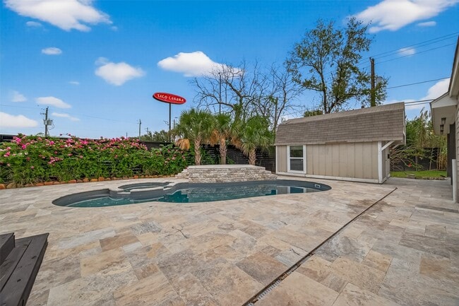 Building Photo - 717 W 30th St