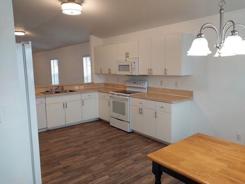 Building Photo - 557 Windermere Dr