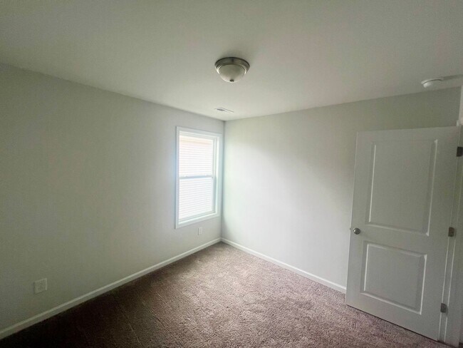 Building Photo - Welcome Home! 4BR/2.5BA in Manning Crossing – Elon