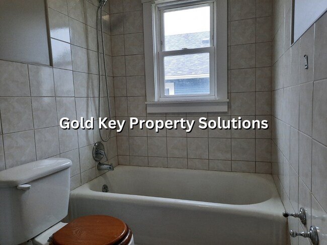 Building Photo - Large 2 BR 1 BA House with Family Room, Ba...