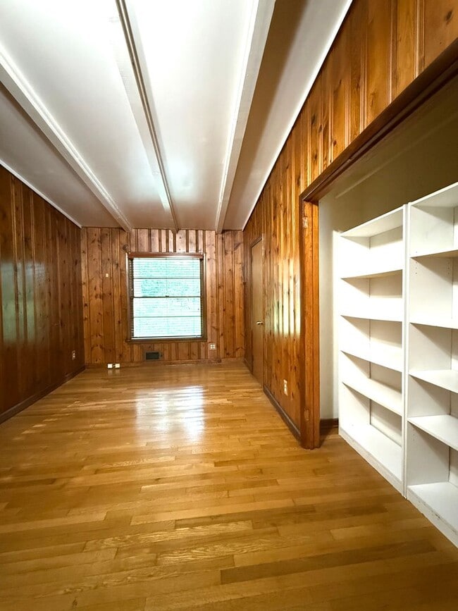 Building Photo - Vintage ranch with loads of charm!