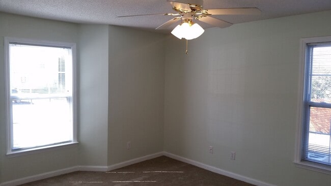 Building Photo - 214 Quietwood Dr