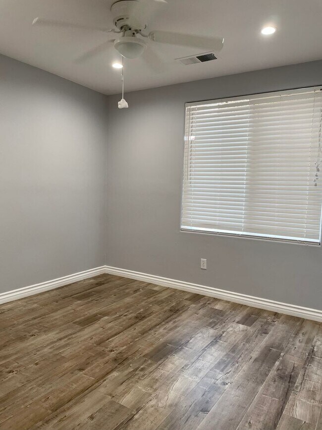 Building Photo - Beautiful NW Bakersfield Home with Lake Ac...
