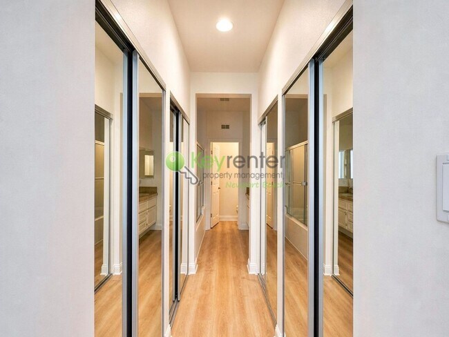 Building Photo - Beautifully renovated single-level condo in gated Newport Baycrest